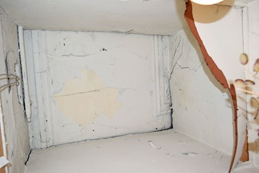 <p>Aan het einde van de gang op de begane grond is ter hoogte van het huis aan de Hoogstraat een klein stukje van een stucplafond met lijstwerk zichtbaar. De datering van het plafond en de oorspronkelijke indeling zijn vooralsnog onduidelijk. </p>
